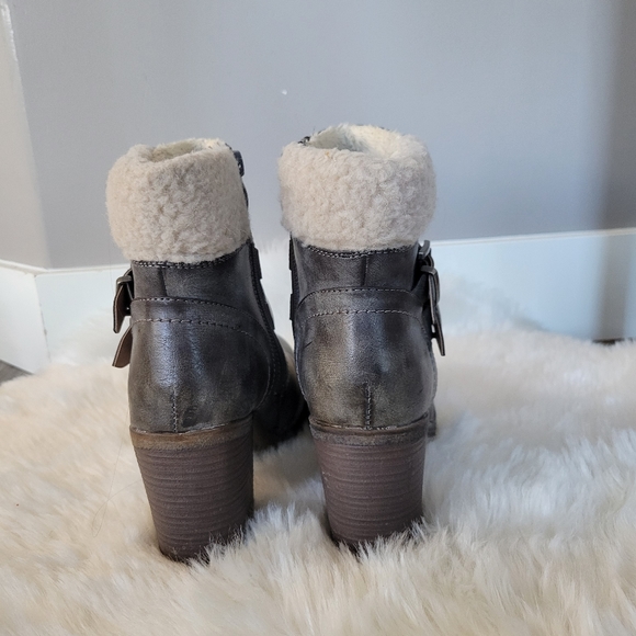 Gray Wanderlust ankle zip bootie - Picture 2 of 4